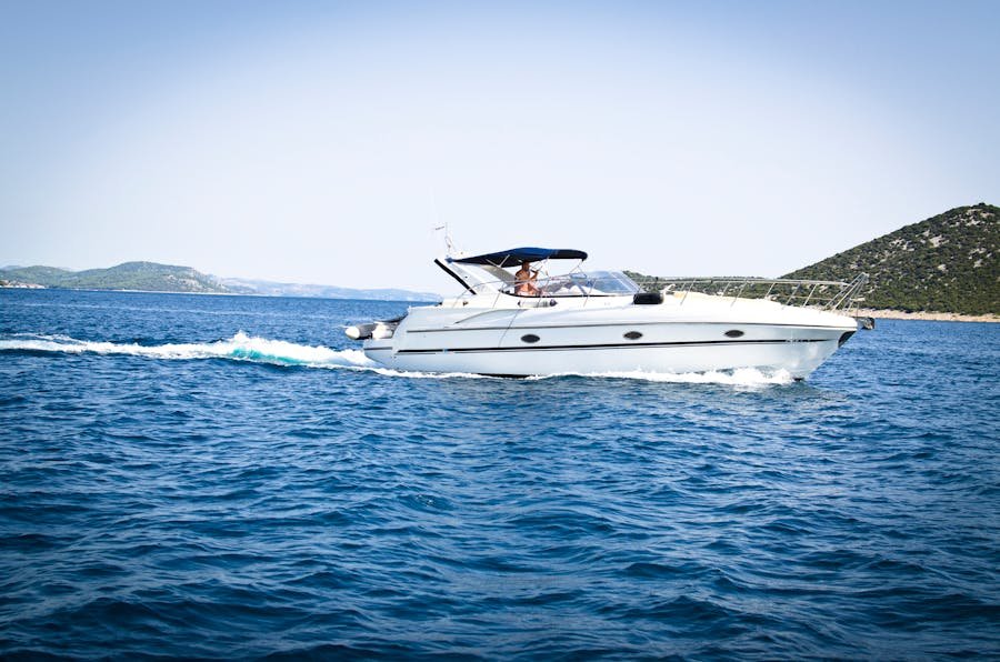 Onyx 90 yacht